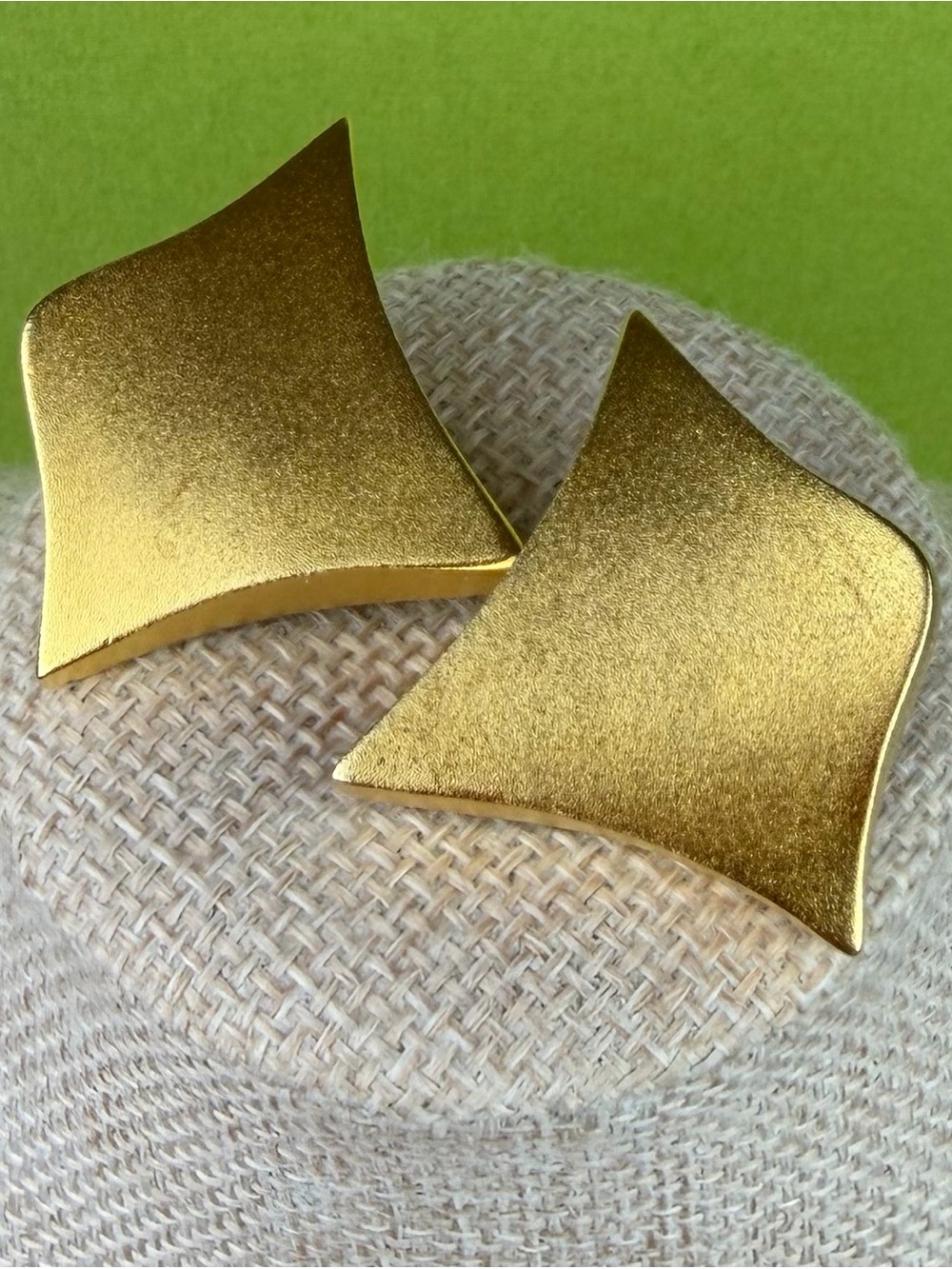 Vintage 1980s Lee Wolfe Matte Gold Tone Modernist Wave Clip-On Earrings